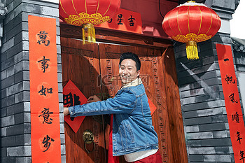 春节大门对联图片素材青年男人过年贴春联