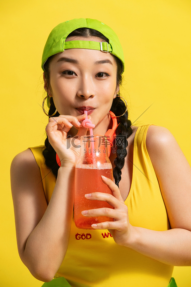 喝饮料的年轻女人高清摄影大图-千库网