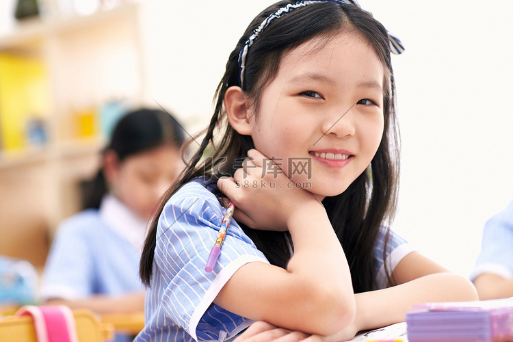 小学女生在教室里高清摄影大图-千库网