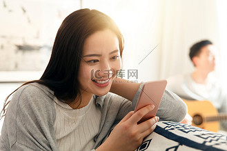 两个人看手机图片素材_青年女人看手机