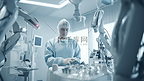 机器人手术。机器人外科医生在手术台上给病人做手术。机械臂拿着手术器械。现代医疗技术。医学创新。未来的概念。
