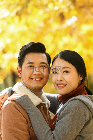 幸福情侣在户外