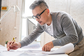 画图纸的资深设计师