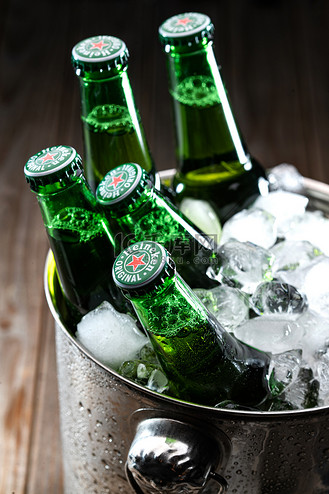 冰桶里的百威啤酒图片素材_冰桶里的冰镇啤酒特写