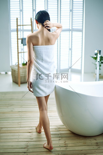 裹着浴巾的青年女人背影