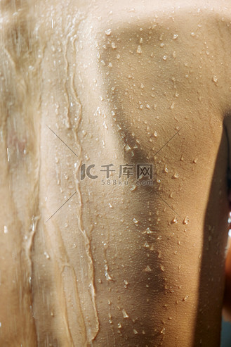 美女背部特写图片素材_沐浴的青年女人背部特写