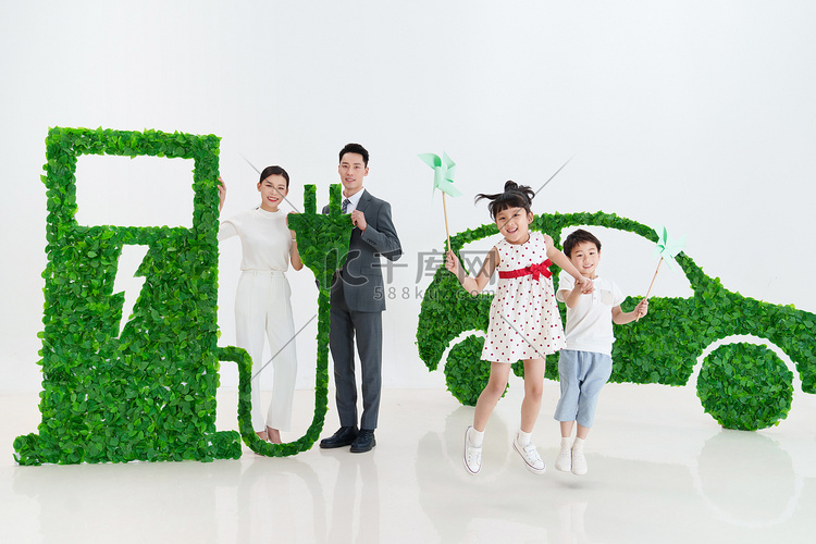 快乐家庭给新能源汽车充电高清摄影大图-千库网