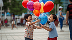 孩子在户外玩气球