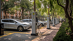 新德里/印度- 2020年8月8日:政府办公室周围的充电站已被政府车队使用。最近，公共电动汽车充电广场落成。
