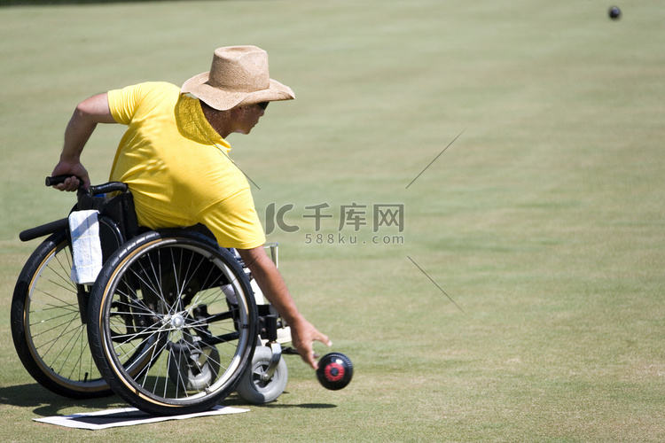 残疾人轮椅草地滚球（男）高清摄影大图千库网