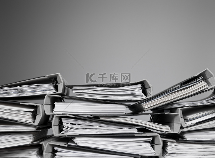 堆积在办公桌上的文件高清摄影大图-千库网