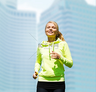 户外慢跑的女人