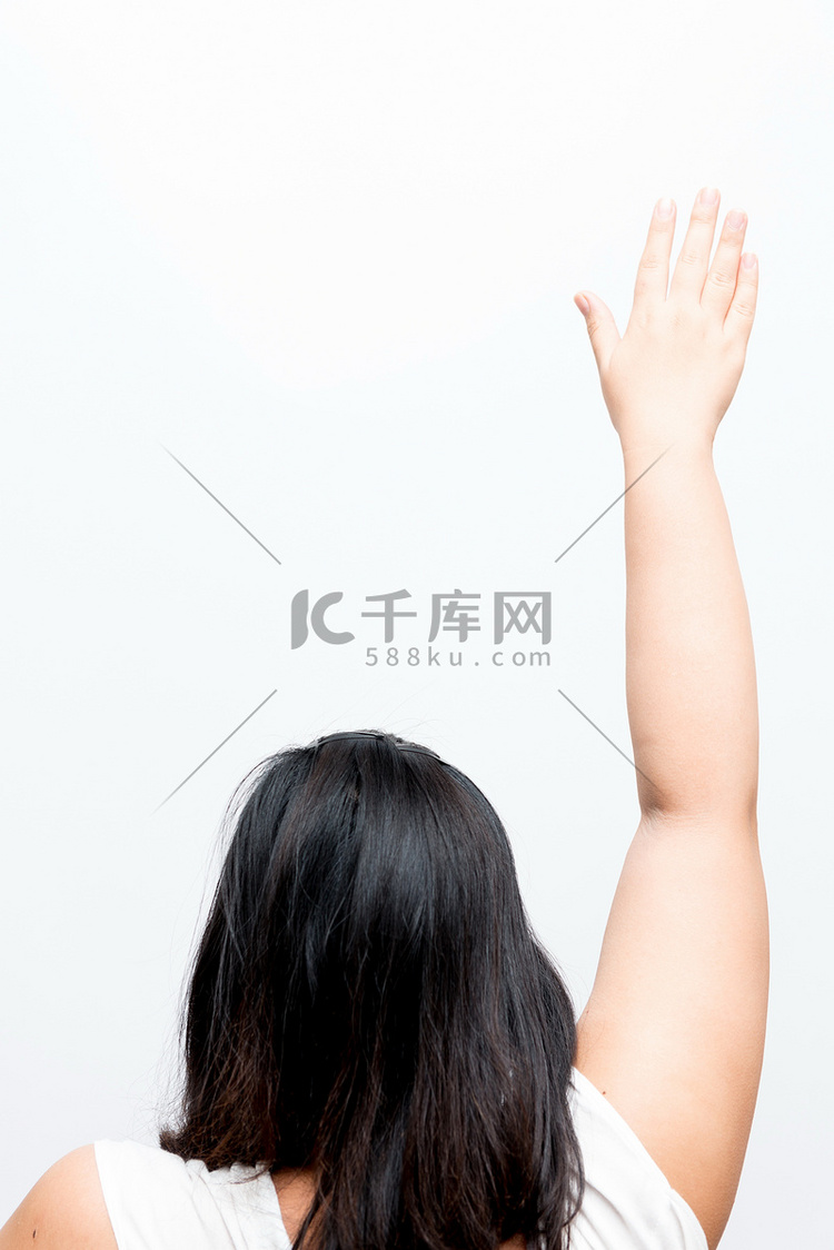 举起右手的亚洲女人高清摄影大图-千库网