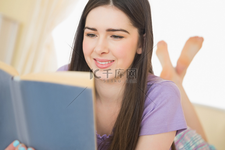 躺在床上看书的漂亮开朗的女孩高清摄影大图 千库网