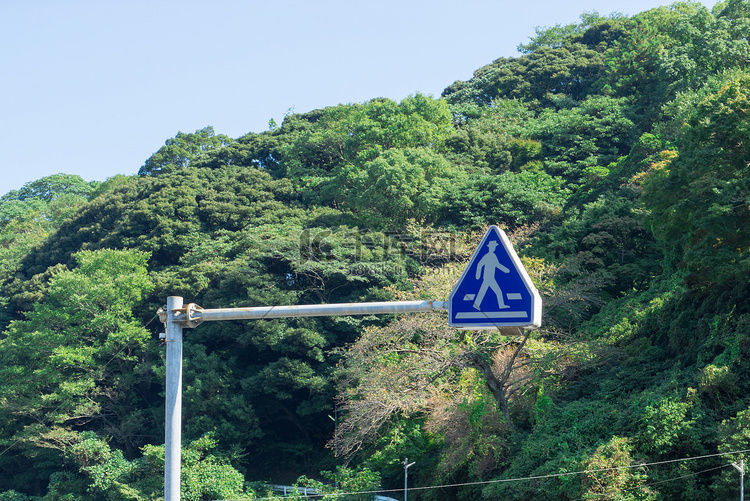 人们过马路的标志高清摄影大图-千库网