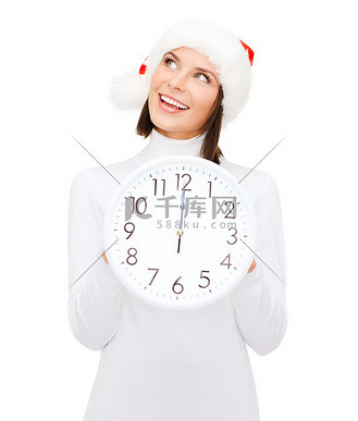 戴着圣诞老人助手帽,时钟显示 12 的女人