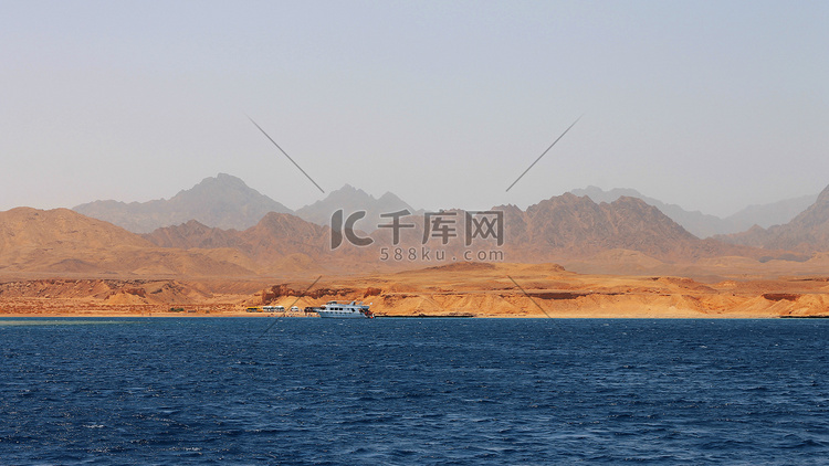 白船驶过红海高清摄影大图-千库网