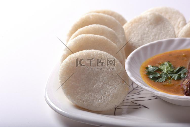 Idli with Sambar 和椰子酸辣酱，印度菜：南印度最受欢迎的食物 rava idli 或 semolina idly 或 rava ...