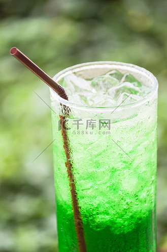 加冰块的非酒精绿色饮料