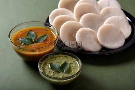 Idli with Sambar 和椰子酸辣酱，印度菜：南印度最喜欢的食物 rava idli 或 semolina idly 或 rava ...
