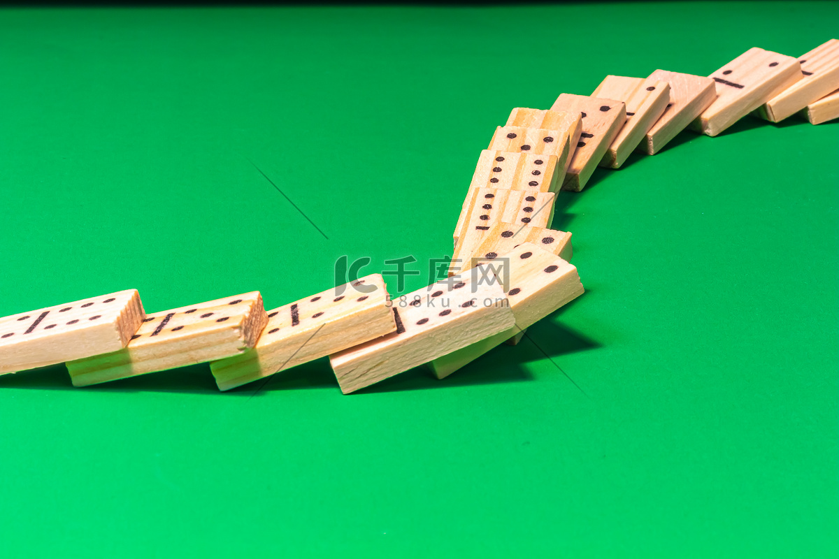 多米诺比赛的概念 演奏在一张木桌上的多米诺 库存图片. 图片 包括有 挑战, 查出, 部分, 连续性 - 139785689