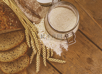 面包欧包高清背景图片_面包、面包片、小麦粉和木头背景上的谷穗。