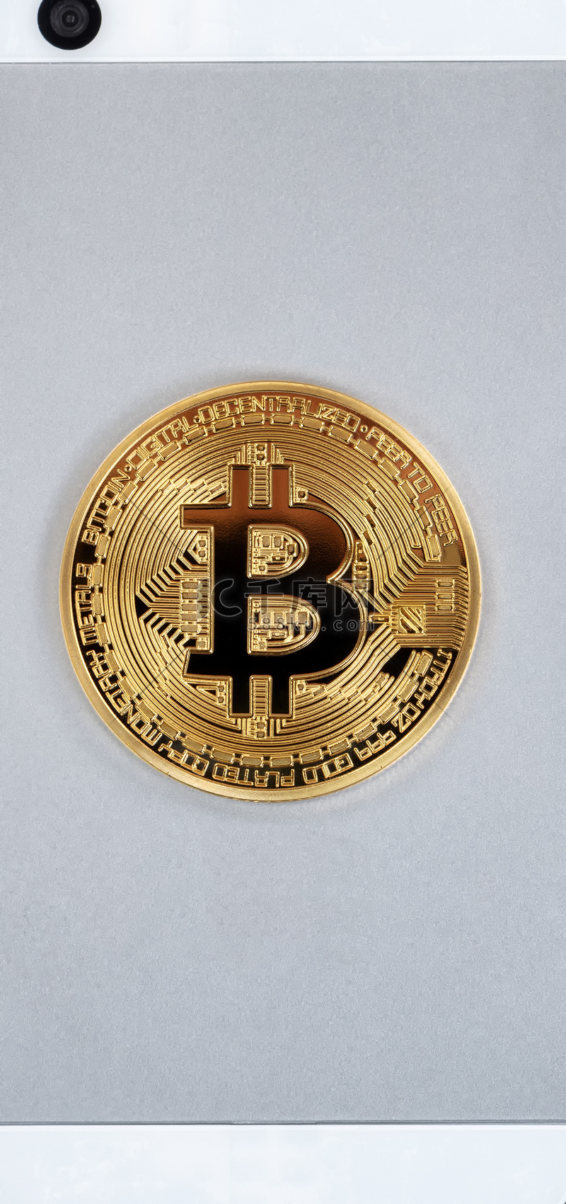 在智能手机背景顶部的比特币高清摄影大图-千库网