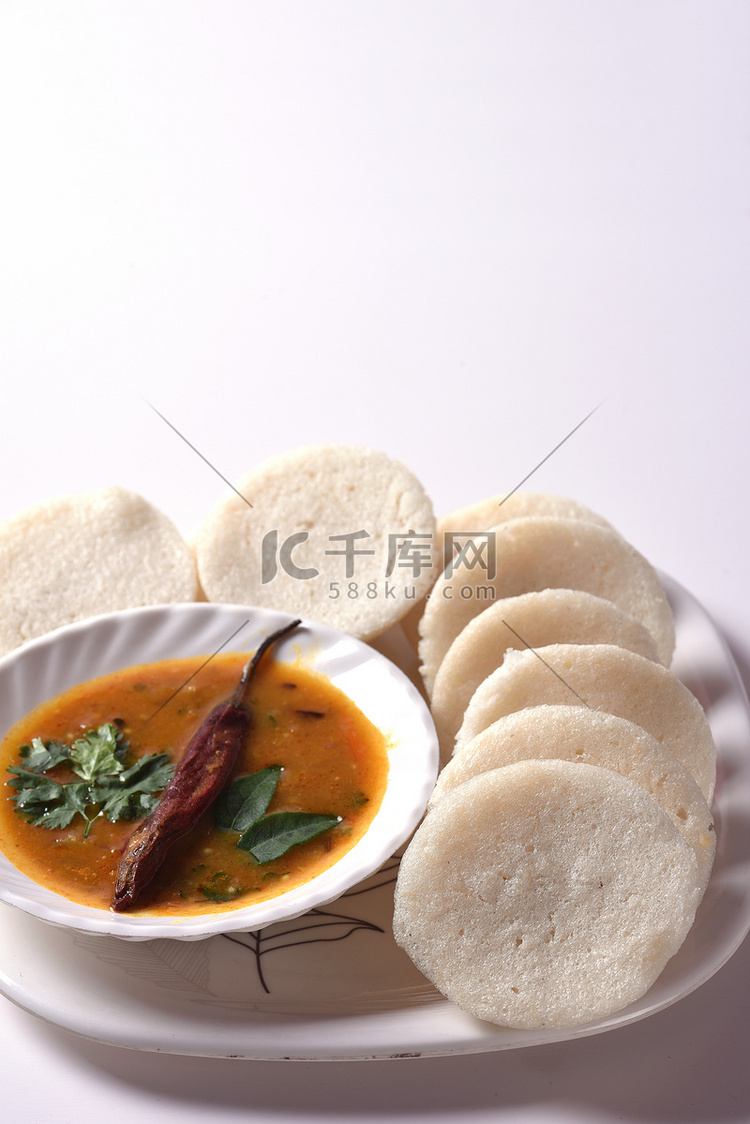 Idli with Sambar 和椰子酸辣酱，印度菜：南印度最受欢迎的食物 rava idli 或 semolina idly 或 rava ...