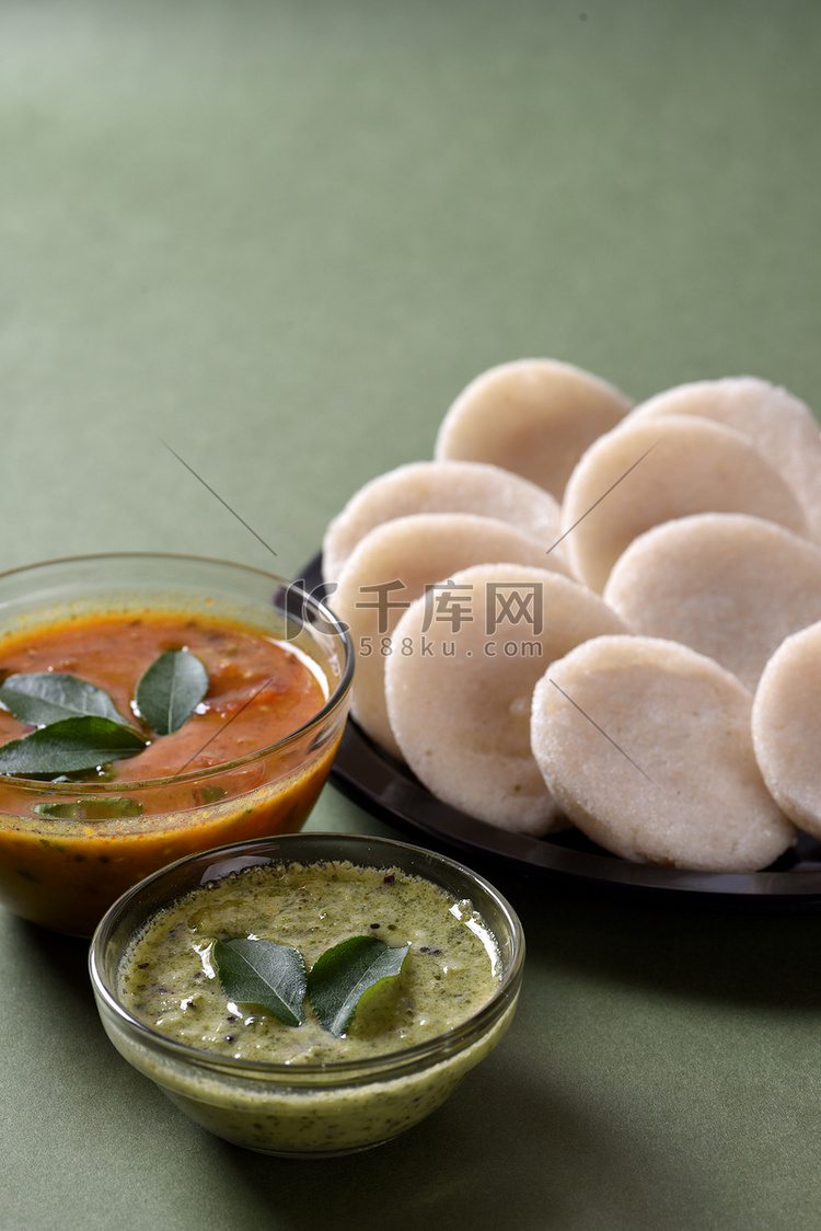 Idli with Sambar 和椰子酸辣酱，印度菜：南印度最喜欢的食物 rava idli 或 semolina idly 或 rava ...