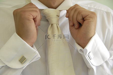 新郎的手拿着衣领高清摄影大图-千库网
