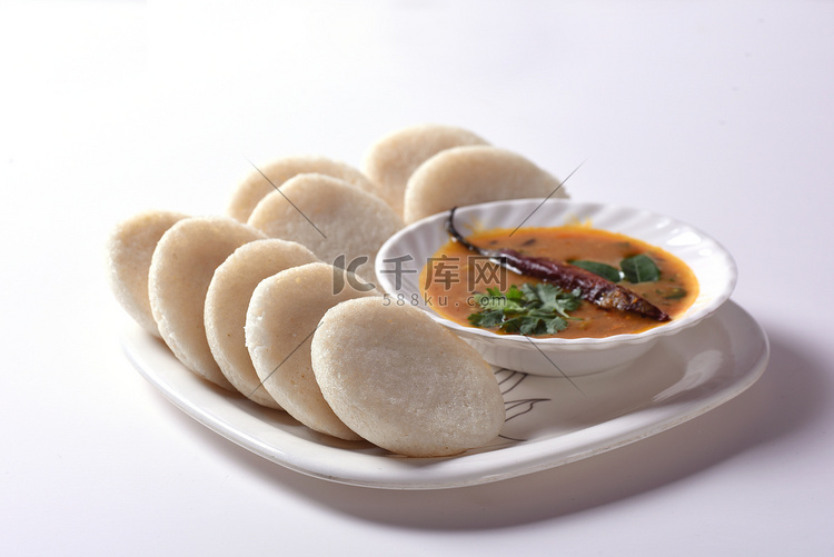 Idli with Sambar 和椰子酸辣酱，印度菜：南印度最受欢迎的食物 rava idli 或 semolina idly 或 rava ...