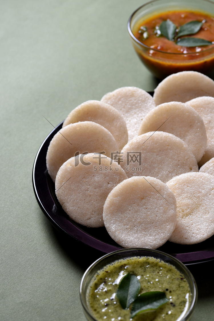Idli with Sambar 和椰子酸辣酱，印度菜：南印度最喜欢的食物 rava idli 或 semolina idly 或 rava ...