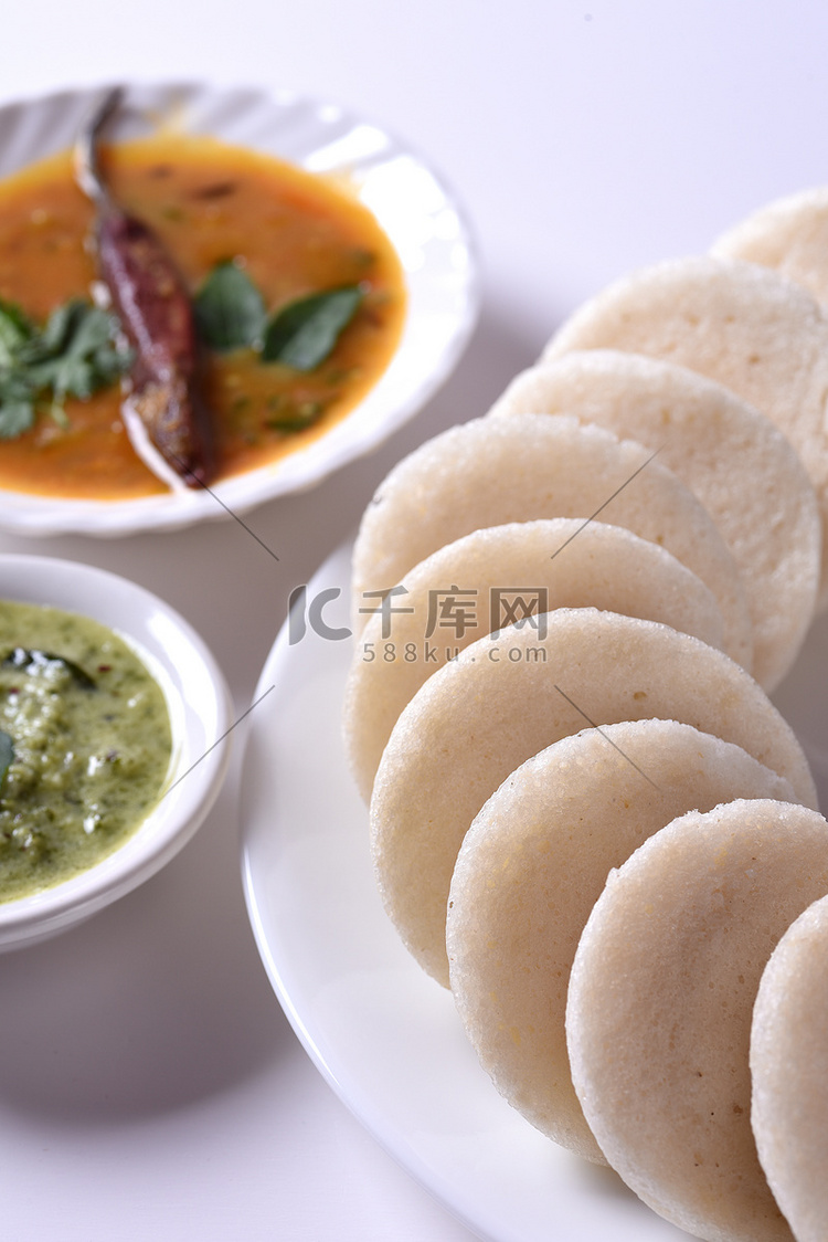 Idli with Sambar 和椰子酸辣酱，印度菜：南印度最受欢迎的食物 rava idli 或 semolina idly 或 rava ...