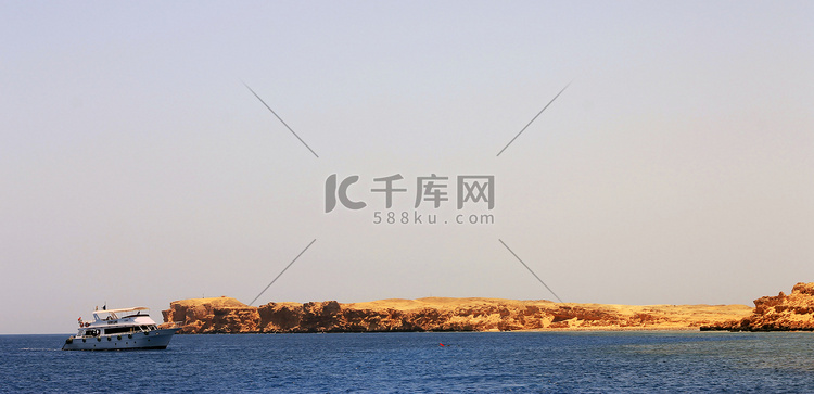 驶过红海的白船高清摄影大图-千库网