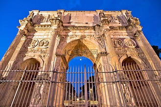 君士坦丁广场拱门在罗马夜景照明