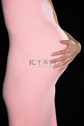 白色衣服未抠图片_白色衣服未抠图素材-白色衣服未抠图片大全-千库网