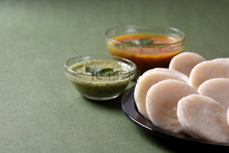 Idli with Sambar 和椰子酸辣酱，印度菜：南印度最喜欢的食物 rava idli 或 semolina idly 或 rava ...