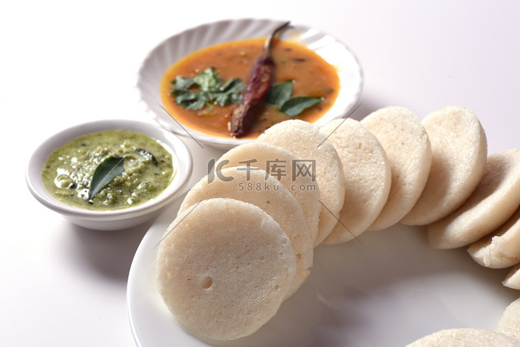 Idli with Sambar 和椰子酸辣酱，印度菜：南印度最受欢迎的食物 rava idli 或 semolina idly 或 rava ...