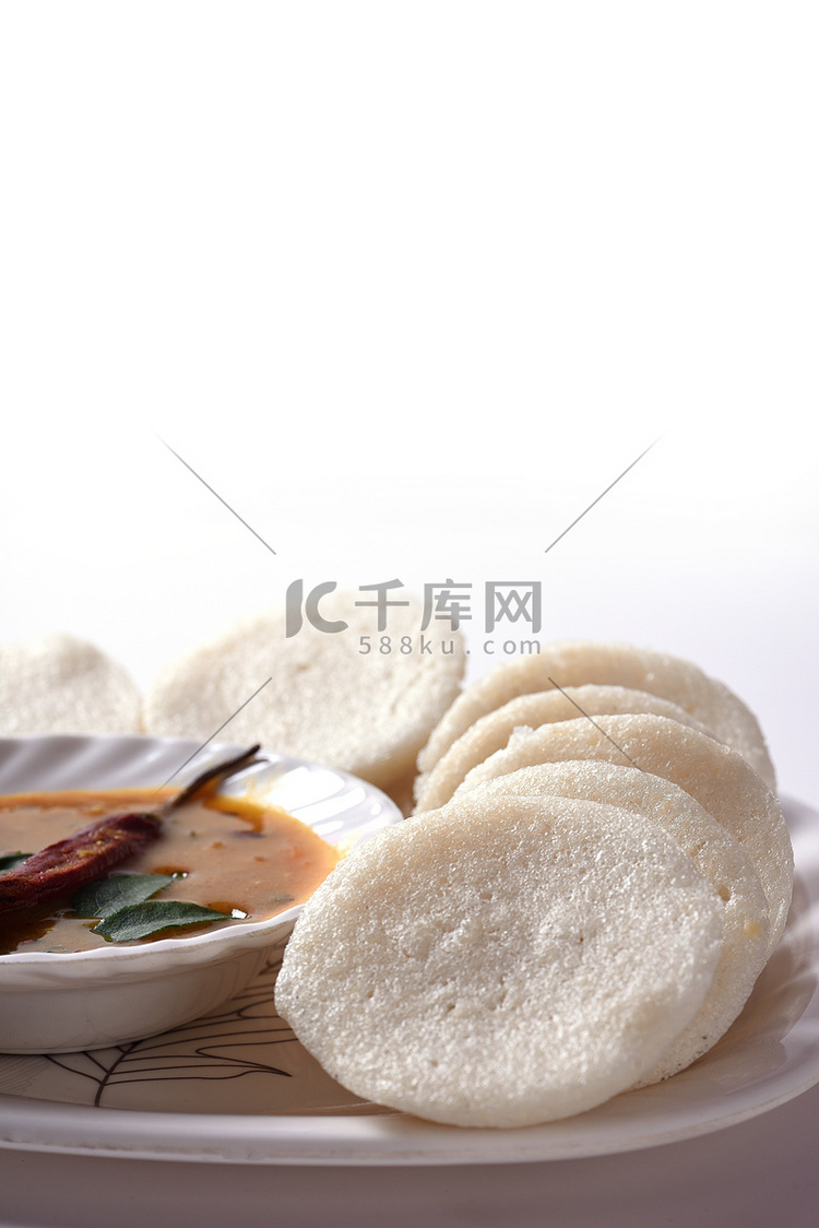 Idli with Sambar 和椰子酸辣酱，印度菜：南印度最受欢迎的食物 rava idli 或 semolina idly 或 rava ...