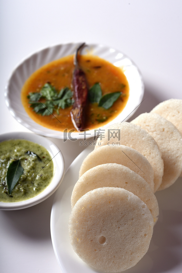 Idli with Sambar 和椰子酸辣酱，印度菜：南印度最受欢迎的食物 rava idli 或 semolina idly 或 rava ...