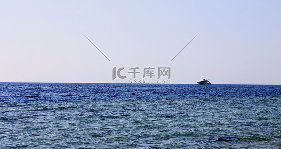 白船驶过红海高清摄影大图-千库网