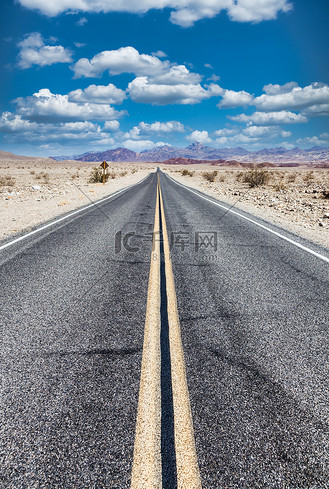 沙漠中的 66 号公路,天空风景秀丽.