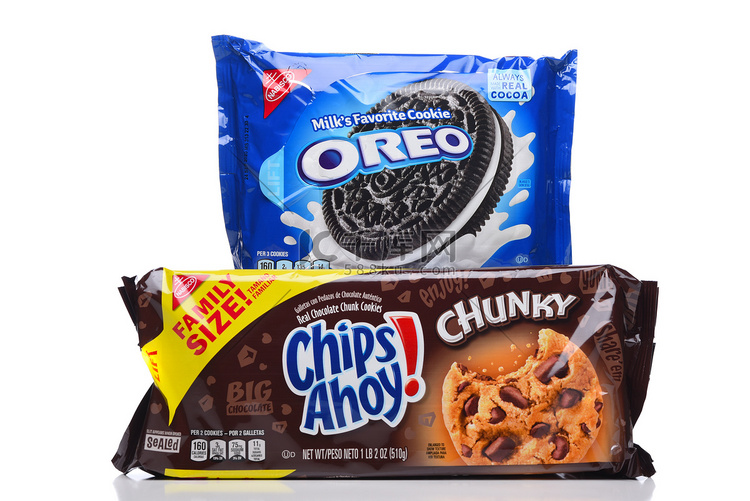 加利福尼亚州欧文市 2020 年 5 月 16 日：一包 Nabisco 奥利奥饼干和 Chunky Chips Ahoy。高清摄影大图千库网