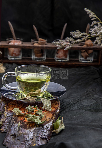 一杯香兰叶茶,印度沼泽飞蓬植物叶与红花干(藏红花替代品)在深色背景