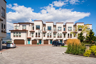 带宽车库门和停在前面的汽车的联排别墅