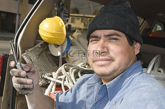 拿着手机的建筑工人肖像