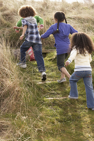 一群孩子一起在田野里玩耍