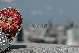 一半的心带着怀表放上去寻找另一半来完成它.