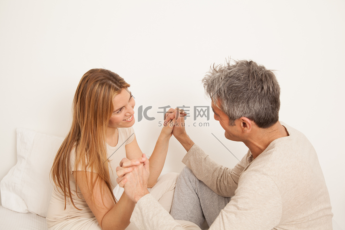 幸福的夫妻在床上玩得开心高清摄影大图-千库网