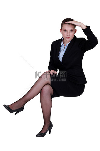 凝视远方的女商人